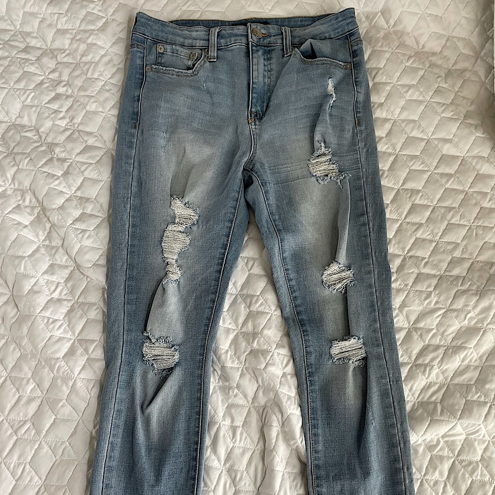 •HIGH RISE• Women’s Aeropostale Jeans. Light Wash with holes.